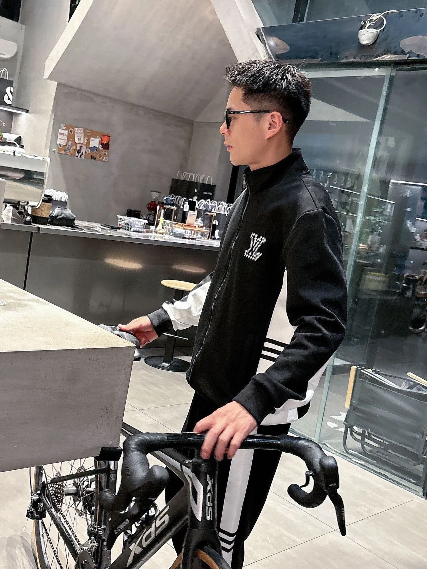 [LV Louis Vuitton] Hot-selling suit is coming. Focus on the original version of the official website. 2025 new hot-selling cardigan and sweatshirt suit. The original order is the best 🇭🇰. It is the meticulous work of top designers. It has a fitting and perfect upper body effect. All-natural high-quality Tencel Roman cotton 100%, close-fitting comfort, noble and elegant! Original hardware embodies elegance and nobility! Counter size: M-3XL (maximum wear up to 190 pounds)